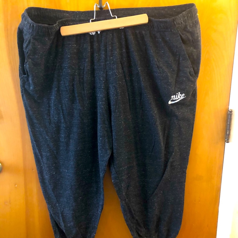 Nike 3x charcoal gray cropped sweats - generous!